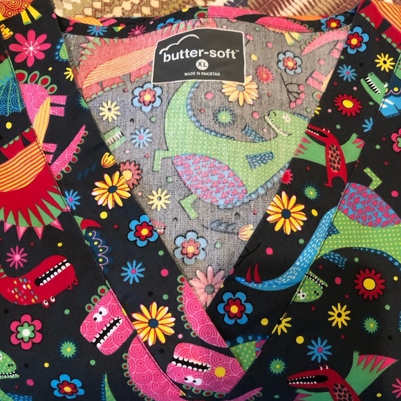 Buttersoft 🦖🦕 dinosaur scrub top - Picture 4 of 4